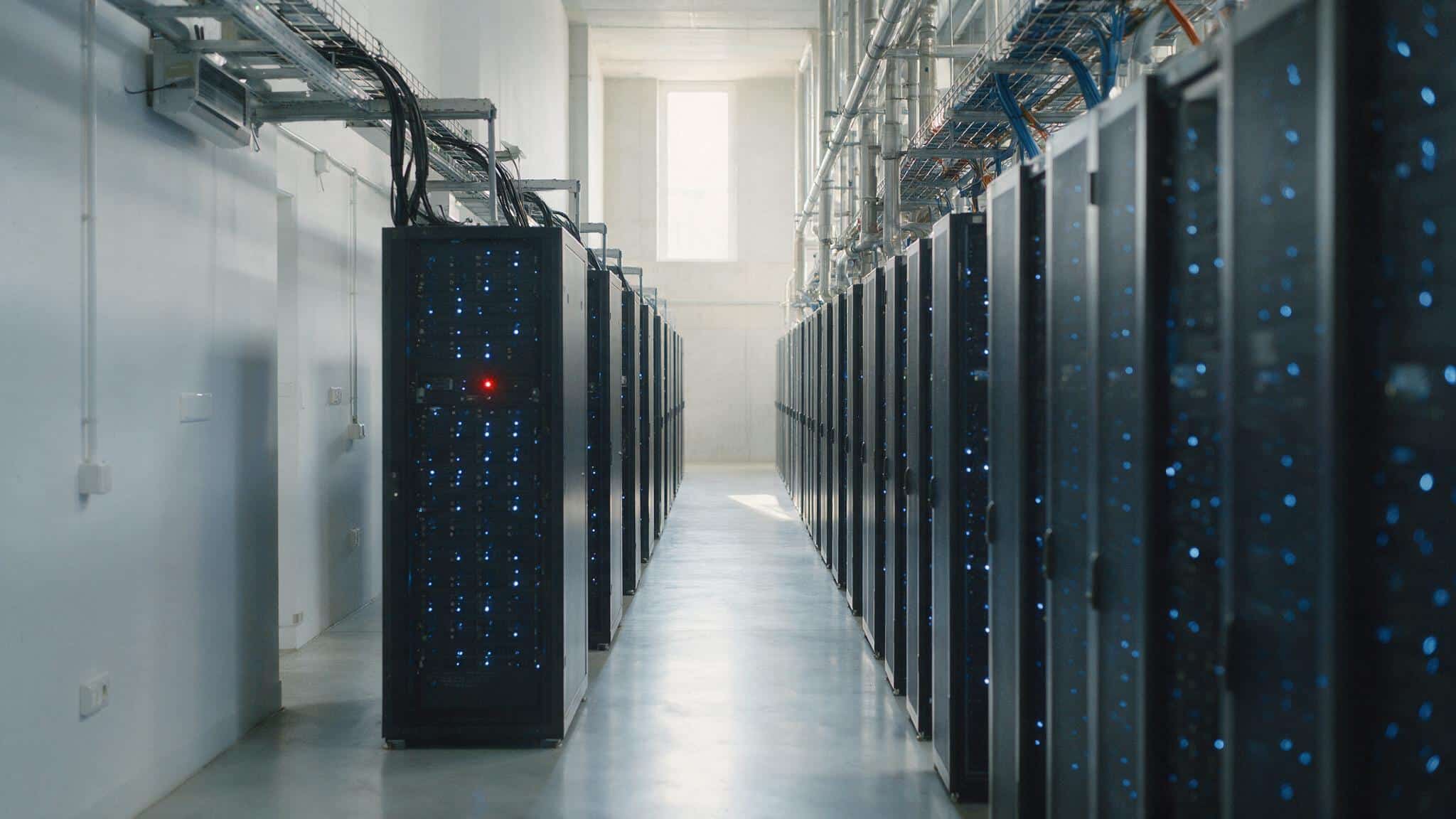 Microsoft Abhängigkeit reduzieren: Serverschränke in einem Schweizer Rechenzentrum